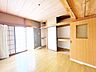 室内：【リフォーム中10/5更新】。約18帖のLDKです。大きな窓があるので、明るく過ごしやすい空間になっています。壁クロス貼り替え、フローリング張り替え、照明交換、他。