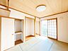 室内：【期間限定10/12まで現況販売】【1階和室】南に面した窓がございますので日当たり良好です。