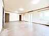 室内：【リフォーム中10/5更新】約25.5帖のLDKです。大きな窓があるので、明るく過ごしやすい空間になっています。クロス貼り、フローリング重ね張り、LED照明交換、ダウンライト設置、他。