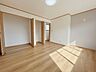 その他：【2階約9帖洋室別角度】建具は新品交換しました。収納が2か所ございますので、お荷物が多い方でも安心です。西と南の二面採光で光がお部屋に優しく差し込むお部屋です。