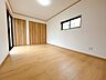 室内：【洋室7.5帖】北西洋室別角度です。出入口の建具の交換や、クローゼット収納も新設し、照明も新品に交換しました。サッシもペアガラスへと交換しました。