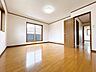 洋室：【現地内観写真】2階約12帖洋室別角度から。こちらのお部屋からはベランダに出入りができます。