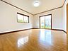 室内：【現地内観写真】リビング別角度から。南向きの掃き出し窓からは明るい光が差し込みます。