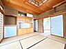 リビング/ダイニング：【LDK】15.5帖のLDKです。フローリング張替、クロス交換、建具交換を行います。家具配置がしやすく、家族が自然と集まる空間。明るさと開放感があり、くつろぎの時間を演出します。