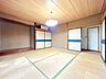 和室：【リフォーム中】【1階南東側和室】1階南東側8帖和室別角度です。お手洗いや洗面所も近いお部屋です。寝室やお子様のお部屋など用途に合わせて使えます。