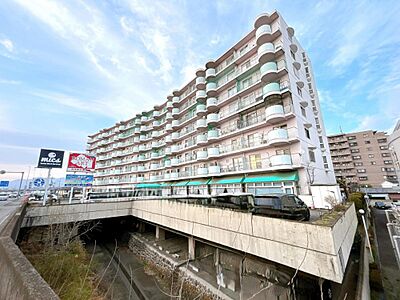 外観：現地外観写真です。南西側には烏川が望めるリバービューマンションです。