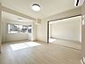 リビング/ダイニング：【リフォーム済】約14帖のLDKです。フローリング張替、クロス張替、照明・建具交換を交換を行いました。ソファを置いても広々と使える広さです。