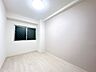 子供部屋：【リフォーム済】東側洋室です。フローリング張替、クロス張替、照明・建具交換を行いました。寝室にいかがですか。