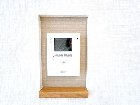【リフォーム済】新しく設置したドアホンはカラーモニター付きです。留守中の来客も記録できるので防犯面でも安心ですね。ご年配の方やお子様のお留守番にも便利な商品です。