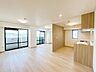 リビング/ダイニング：【リフォーム済】リビングの別角度です。フローリング重張、クロス張替え、建具交換等を行いました。ダイニングとリビングスペースを分けて生活できる広さです。