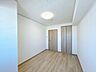洋室：【リフォーム済】中央洋室別アングルです。フローリング重張、クロス張替え、建具交換等を行いました。