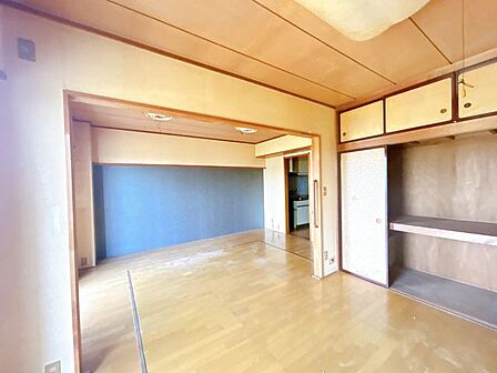 【リフォーム中】LDKです。北側の収納は建具交換を行います。