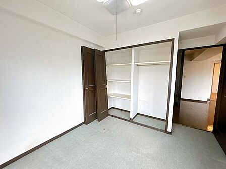 【期間限定現況販売】南側洋室の別角度です。クローゼット内に複数の収納棚があることでスペースを余らすことなく収納できそうです。