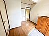 玄関：【リフォーム中】玄関（内観）です。フローリング上張、クロス張替、建具交換、照明交換、シューズボックスの交換等を行います。