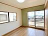 室内：【リフォーム済】2階南東側6帖洋室は、和室から洋室に間取り変更を行い、クロスの張替えや照明器具交換、フローリングの重ね張りを行いました。そろそろ自分専用のお部屋を持ちたいお子様にお部屋をプレゼント。