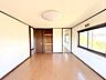 洋室：【居室】2階東側の約10帖の洋室写真です。こちらのお部屋は広さのある居室なので主寝室としてご利用いただくのがおすすめです。WICもあるので、お洋服の多い方でも安心ですね。