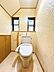 トイレ：1階トイレのお写真になります。窓が付いておりますので、換気が出来ていいですね。
