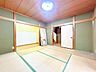 和室：1階南西和室のお写真になります。リビングからの導線もよく、襖をあけておけばお子様の様子が見られて安心ですね。