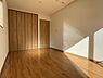 その他：【リフォーム済み】2F南西居室約7.5帖の居室となっております。また、収納も完備しておりゆとりをもって暮らせそうですね