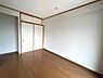 室内：【南西側洋室別角度】収納もついているため、客間としてもご使用いただけます。