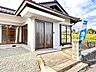 玄関：【リフォーム中/玄関ポーチ】玄関扉を新品交換いたしました。防犯のためにモニターホンとセンサー式ライトも新設いたしました。