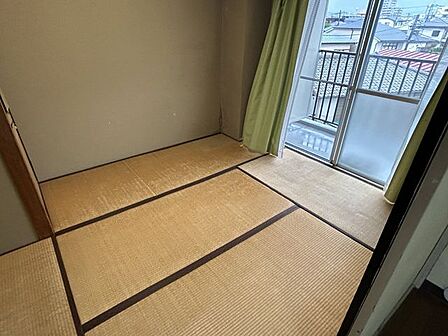 【リフォーム前 和室6帖】畳からフローリングになりますダイニングと開放できる和室6帖は、少しモダンな空間に仕上げたいと思います。ダイニングキッチンと開放して14帖のLDKとしても利用できます。