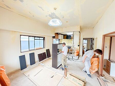 【リフォーム中　リビング　約16帖】解体工事が始まりました。キッチンとつなげて約16帖のLDKへ。フローリング上張り、クロス張替、照明交換等。