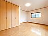 洋室：【リフォーム後/2階洋室（1）9帖】床のクリーニング・ワックスがけを行います。あわせて壁・天井のクロスを張り替え、お部屋全体を明るく心地よい空間へとリフォームしていきます。
