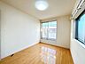 洋室：【2階西側6帖洋室別角度】南に面した明るいお部屋となっております。ウォークインクローゼット付きの洋室です。