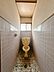 トイレ：【リフォーム中】トイレです。便器は新品交換いたします。天井と壁はクロスを張替え、床はクッションフロアを張ります。