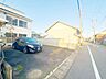 室内：前面道路になります。ゆとりをもって3台駐車が可能です。道も出やすいので大きい車を持つ方にも安心ですね。