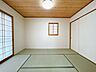 室内：【リフォーム済】1階約6帖和室になります。畳は表替えを行い、障子、襖は張り替えました。襖の取手も交換いたしました。壁はクロスを張り替え、天井はクリーニングを行いました。