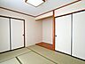 室内：【リフォーム済】1階和室です。畳は表替えを行い、壁と天井はクロスを貼り換えました。押入れがあるので、お布団や座布団等を収納いただけます。玄関から一番近いお部屋のため、お客様来客時にも使用いただけます。