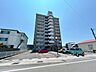 その他：【外観】マンションの北と南に駐車場がございます。周りに高い建物がなく、前面の道路が約7ｍと圧迫感のないつくりになっています。