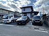 駐車場：【リフォーム済】駐車場はお庭を一部解体し、並列で3台駐車できるよう拡幅いたしました。広々としたスペースを確保でき、複数台お車を所有されている方や来客時にも安心です。