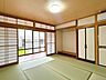 和室：【リフォーム済】1階和室です。畳は表替えを行い、壁と天井はクロスを貼り換えました。縁側があり、ゆったりと過ごせる和の趣が魅力です。襖や障子も貼り換えを行いました。エアコンを新設いたしました。