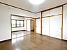 洋室：【リフォーム済】2階約8帖の南側洋室です。天井壁のクロスは張り替えを行い、床はクリーニングを行いました。北側のお部屋との間に扉があるため続き間としても個室としてもお使いいただけます。