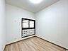 洋室：【リフォーム済】西側洋室の別角度です。床はマンション用のフロアに張替え、壁天井はクロスを貼りました。