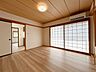 室内：【リフォーム済】1階南側約8帖洋室（別角度）