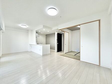 【リフォーム済販売】LDK約17.4帖　LDKは天井と壁のクロス張替え、床クリーニング、照明交換、建具クリーニング、換気扇交換を行いました。