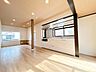 室内：【リフォーム済】リビングの別角度の写真です。2部屋を繋げてLDKを作成しました。床のフローリングは張替えし、天井と壁のクロスを張り替えました。また、ダウンライト新設、アクセントクロスを使った天井の張…