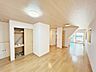 リビング/ダイニング：【リフォーム済】約21帖のLDKは、床と建具クリーニング、キッチン交換、クロス張替をしております。