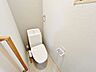 トイレ：【リフォーム済】トイレ洗面所内にある既存のトイレを撤去し、ジャニス製の洗浄機能付きトイレを新設。クロス張替え、鍵付きの入口ドア新設、クッションフロア張り、換気扇交換をしております。直接お肌に触れる部…