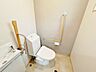 トイレ：【リフォーム済】洗面所内にある既存のトイレを撤去し、ジャニス製の洗浄機能付きトイレを新設。クロス張替え、鍵付きの入口ドア新設、クッションフロア張り、換気扇交換をしております。直接お肌に触れる部…