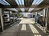 駐車場：【リフォーム済】カーポートはクリーニングをしております。普通車1台+軽1台が並列で停まり、カーポート前にも横付け1台可能です。
