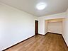 室内：【リフォーム済/2F洋室】2F北東側洋室の写真になります。2面採光の明るいお部屋となっております。クロスの張替え、照明交換、フローリング重張等行いました。