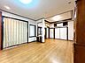 リビング/ダイニング：【リフォーム中/洋室】2部屋の7帖洋室にリフォーム中です。7帖の広さになっており、クローゼットも新設いたします。