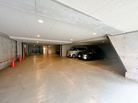 【共用部】駐車場の写真です。