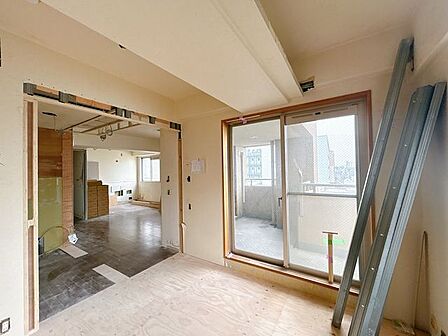 【リフォーム中】LDK南側の写真です。クロス、床の張替え、照明器具の新設、建具の新品交換等行います。