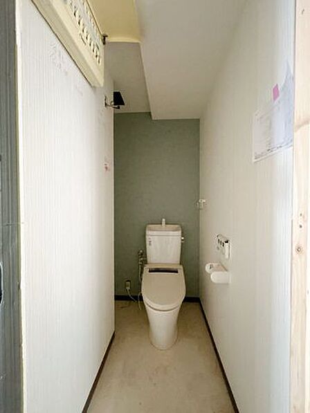 【リフォーム中】トイレの写真です。便器の新品交換、クロス、床の張替え等行います。